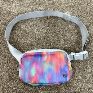 Lululemon Everywhere Belt Bag 1L Prism Wash Print 2023 Pride